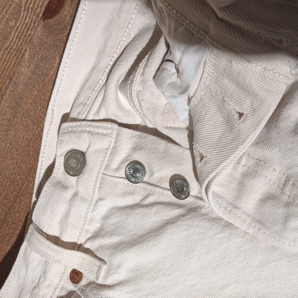 White Levi's 501 Cropped - Picture 4 of 6